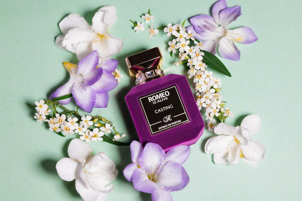 Casting, extrait de parfum Romeo is Alive, flacon violet entouré de fleurs blanches et de freesias