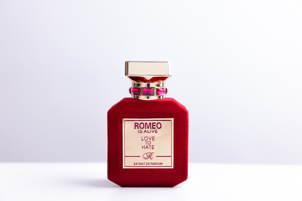 Love to Hate, extrait de parfum Romeo is Alive, flacon velours rouge et bouchon doré
